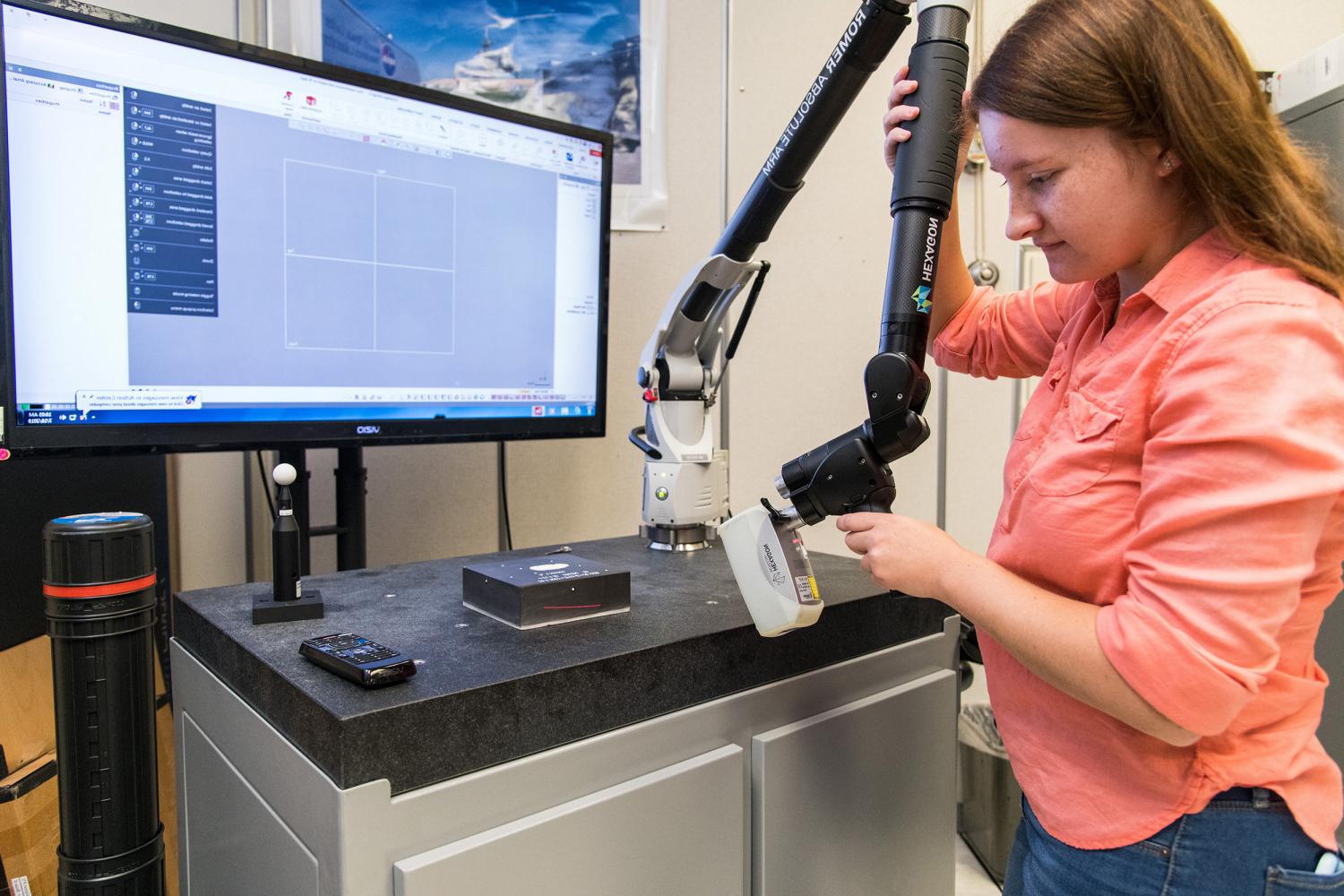 全球十大赌钱排行app女校友, Megan Janiak, working at NASA's Kennedy Space Center during her internship.