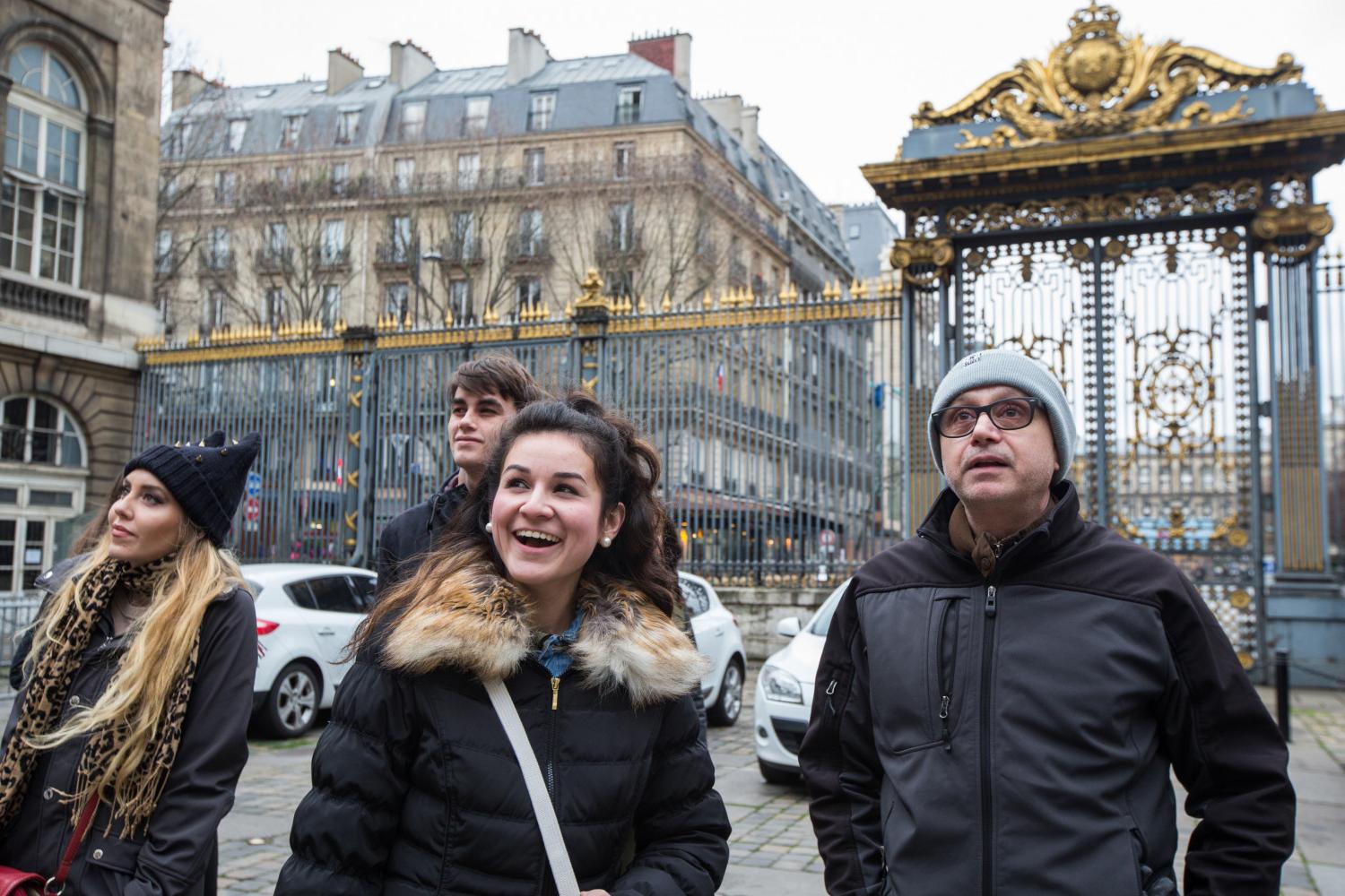 <a href='http://kugywh.taxidalat24h.net'>全球十大赌钱排行app</a> French Professor Pascal Rollet leads students on a study tour in Paris.