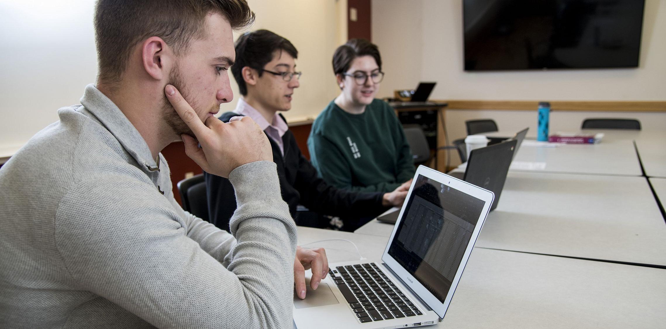 Students pursuing a computer science major at 全球十大赌钱排行app in Wisconsin undergo hands-on, project-based coursework, 灌输...